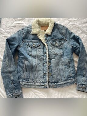 Lucky Brand Sherpa lined denim jacket in size M